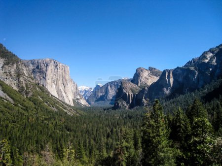 Foto de Famosa formación rocosa el capitán en el parque nacional de Yosemite - Imagen libre de derechos