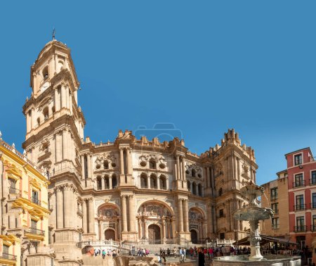Téléchargez les photos : Malaga, Espagne - 28 septembre 2023 : Façade de la cathédrale de Malaga ou Santa Iglesia Catedral Baslica de la Encarnacin, avec une fontaine et des touristes sur la place de la ville au premier plan. - en image libre de droit