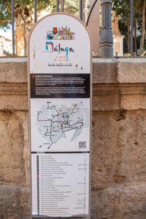 Téléchargez les photos : Malaga, Espagne - 28 septembre 2023 : carte avec explication touristique de la vieille ville de Malaga et des points d'intérêt. - en image libre de droit