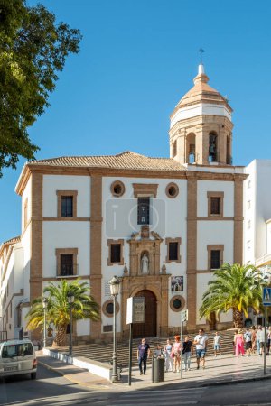 Foto de Ronda, España - 25 de septiembre de 2023: la gente visita la iglesia nuestra senora del socorro en Ronda, España - Imagen libre de derechos