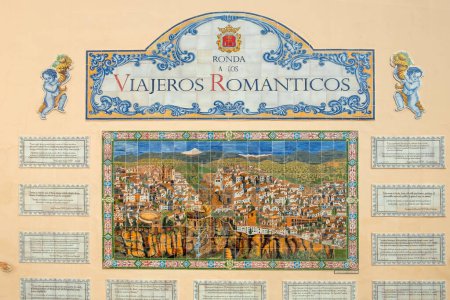 Foto de Ronda, España - 25 de septiembre de 2023: mural con azulejos pintados de Martin Rivero con proverbios de autores históricos que describen la romántica ciudad de Ronda. - Imagen libre de derechos