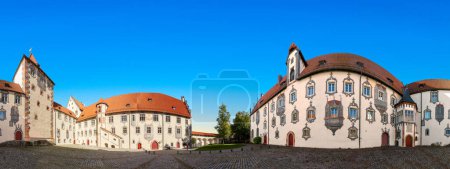 Téléchargez les photos : Fuessen, Allemagne - 16 septembre 2023 : Vue du célèbre et étonnant château de Fssen en minuscule format mondial avec ciel bleu. - en image libre de droit