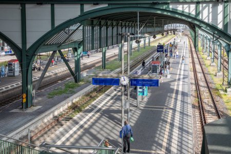 Téléchargez les photos : Darmstadt, Allemagne - 13 septembre 2023 : vue sur la gare centrale de Darmstadt avec des personnes au quai attendant le train. - en image libre de droit