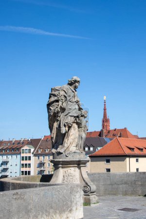 Téléchargez les photos : Wurzburg, Allemagne - 11 septembre 2023 : Ancien pont principal de Wurzburg, Allemagne - Alte Mainbrucke avec de nombreuses belles statues de saints - Nepomuk - est connu comme le plus ancien pont (construit 1473-1543) - en image libre de droit