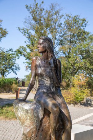 Téléchargez les photos : St. Goarshausen, Allemagne - 10 septembre 2023 : la nouvelle statue de Loreley créée par l'artiste Valérie Otte sur le plateau de Lorelei au Rhin. - en image libre de droit