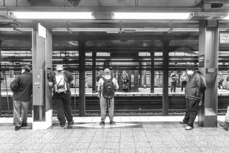 Foto de Nueva York, Estados Unidos - 20 de octubre de 2015: La gente espera en la estación de metro Wall Street en Nueva York. Con 1.75 mil millones de pasajeros anuales, NYC Subway es el séptimo sistema de metro más concurrido del mundo
. - Imagen libre de derechos