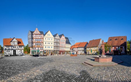 Téléchargez les photos : Neu Anspach, Allemagne - 2 octobre 2015 : place du marché au Hessenpark à Neu Anspach. Depuis 1974, plus de 100 bâtiments menacés ont été réérigés au Hessenpark Open-Air Museum. - en image libre de droit