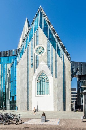 Téléchargez les photos : LEIPZIG, ALLEMAGNE - 8 AOÛT 2015 : Erick van Egeraat a construit la salle universitaire moderne en 2008 sur la place Augustus à Leipzig. Le design rappelait l'église du XVe siècle
. - en image libre de droit