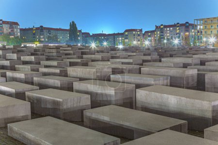 Téléchargez les photos : Berlin, Allemagne - 27 octobre 2014 : Monument de l'Holocauste à Berlin, Allemagne. Il se compose de 2711 blocs de béton avec différents hauts et alignement parallèle. - en image libre de droit