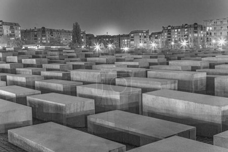 Téléchargez les photos : Berlin, Allemagne - 27 octobre 2014 : Monument de l'Holocauste à Berlin, Allemagne. Il se compose de 2711 blocs de béton avec différents hauts et alignement parallèle. - en image libre de droit