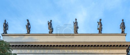 Foto de BERLÍN, ALEMANIA - 27 DE OCTUBRE DE 2014: Estatua y fachada de la universidad Humboldt en Berlín, Alemania. En 1810 Wilhelm von Humboldt fundó el nuevo tipo de universidad con el ideal de la investigación y la ciencia
. - Imagen libre de derechos