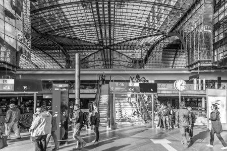 Téléchargez les photos : Berlin, Allemagne - 27 octobre 2014 : Personnes à l'intérieur de la gare centrale de Berlin à Berlin, Allemagne. C'est la gare principale de Berlin avec une superficie de 85x120 mètres. - en image libre de droit