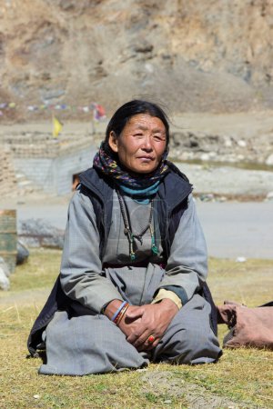 Foto de Leh, India - 18 de septiembre de 2014: retrato de una mujer local sentada en traje tradicional cerca de Leh en la provincia de Ladakh en la India. - Imagen libre de derechos