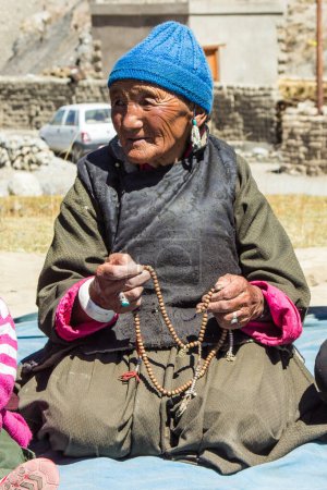 Foto de Leh, India - 18 de septiembre de 2014: retrato de una mujer local sentada en traje tradicional cerca de Leh en la provincia de Ladakh en la India. - Imagen libre de derechos