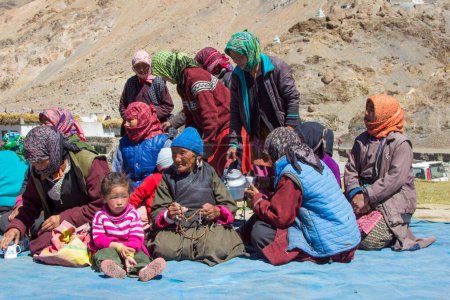 Foto de Leh, India - 18 de septiembre de 2014: retrato de aldeanos sentados en trajes tradicionales en el lugar de encuentro cerca de Leh en la provincia de Ladakh en la India. - Imagen libre de derechos