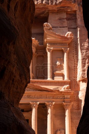 Foto de Antiguo templo histórico en Petra, Jordania, patrimonio de la humanidad de la Unesco - Imagen libre de derechos