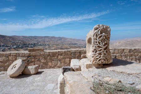 Foto de Vista a la antigua ciudadela del castillo cruzado de Kerak, Jordania. la decoración tallada de la piedra es de estilo árabe típico. El Castillo Cruzado fue construido en 1142. - Imagen libre de derechos