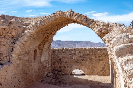 Foto de Vista al antiguo castillo cruzado de Kerak, Jordania. La famosa fortaleza cruzada y más tarde fortaleza mameluca en la carretera del rey, es un impresionante ejemplo de arquitectura militar en Jordania.. - Imagen libre de derechos