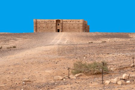Téléchargez les photos : Château historique dans le désert en Jordanie, Qasr el Kharaneh - en image libre de droit