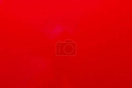 Téléchargez les photos : Fond de réflexion dans la partie métallique rouge intense d'un train électrique - en image libre de droit