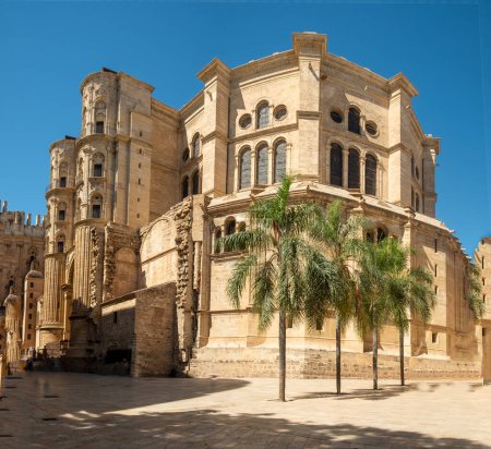 Foto de El Real Monasterio de San Jerónimo desde la calle Comps de San Jernimo en un día soleado con cielos despejados en Málaga, España - Imagen libre de derechos