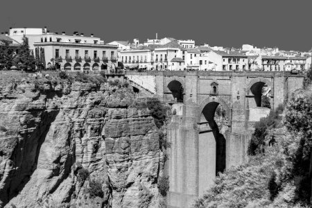 Foto de Pintoresca vista del Puente Nuevo sobre un cañón rocoso que divide la ciudad de Ronda en la provincia de Andalucía. - Imagen libre de derechos