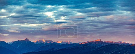 Foto de Salida del sol vista desde el pico de la montaña de Gruenten con pueblo de Rettenberg y Alpes panorama, Alemania - Imagen libre de derechos