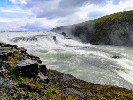 Téléchargez les photos : Situé sur le célèbre circuit Golden Circle, Gullfoss est l'une des attractions touristiques les plus populaires d'Islande, Islande - en image libre de droit