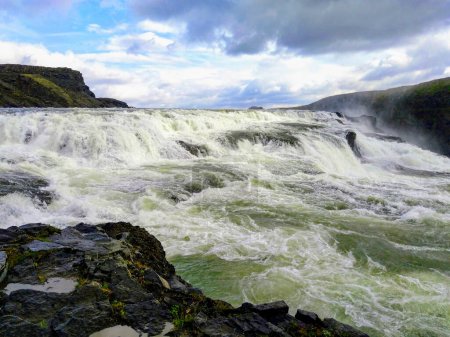 Foto de Situado en la famosa ruta turística Golden Circle, Gullfoss es una de las atracciones turísticas más populares de Islandia, Islandia - Imagen libre de derechos