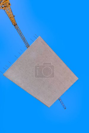 Téléchargez les photos : Mur imperméable en béton sur un crochet d'une grue sur le chantier de construction en Allemagne - en image libre de droit