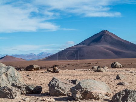 Téléchargez les photos : Laguna colorada pittoresque en Bolivie sous le ciel bleu - en image libre de droit