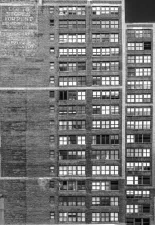 Téléchargez les photos : Façade murale en brique avec fenêtres d'un bâtiment industriel historique à New York - en image libre de droit