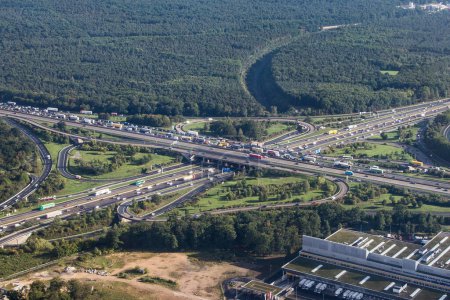 Foto de Vista aérea de la autopista en Alemania en Frankfurt llamada cruce de Frankfurt o en alemán Frankfurter Kreuz con coches y atasco de tráfico - Imagen libre de derechos