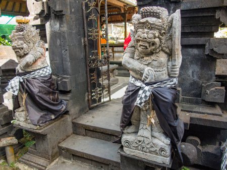 Foto de Estatua balinesa tradicional de la deidad con bufanda Ubud, isla de Bali, Indonesia - Imagen libre de derechos