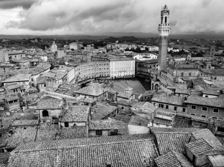 Foto de Palazzo Publico y Piazza del Campo en Siena, Italia, el centro histórico de Siena es Patrimonio de la Humanidad por la UNESCO
. - Imagen libre de derechos
