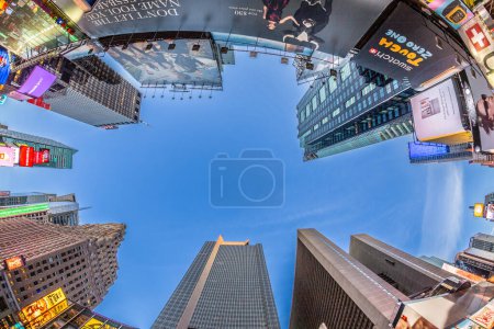 Téléchargez les photos : NEW YORK, États-Unis - 21 OCT 2015 : Times Square, avec ses théâtres de Broadway et son grand nombre d'enseignes LED, est un symbole de New York et des États-Unis. - en image libre de droit