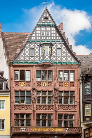 Téléchargez les photos : FREIBURG, ALLEMAGNE - 28 JUIN 2014 : célèbre façade de la maison médiévale du Freiburger Zeitung à Fribourg, Allemagne
, - en image libre de droit