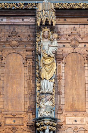 Téléchargez les photos : Fribourg, Allemagne - 28 juin 2014 :. Statue de Marie avec l'enfant à un pilier dans la cathédrale de Fribourg, Allemagne. - en image libre de droit