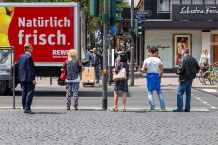 Téléchargez les photos : Francfort, Allemagne - 3 juin 2014 : les gens attendent à un feu rouge pour traverser la rue jusqu'à la place Rathenau à Francfort. - en image libre de droit