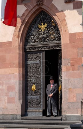 Téléchargez les photos : Francfort, Allemagne - 3 juin 2014 : serveur en costume au bureau de mariage de l'ancien hôtel de ville de Francfort, Allemagne. - en image libre de droit