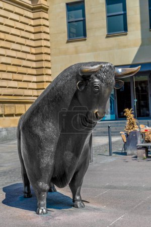 Téléchargez les photos : Francfort, Allemagne - 3 juin 2014 : Les statues Bull à la Bourse de Francfort à Francfort, Allemagne. La Bourse de Francfort est la 12e bourse par capitalisation boursière. - en image libre de droit