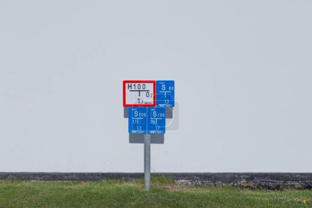 Téléchargez les photos : Zempin, Allemagne - 18 avril 2014 : signalisation en bleu et rouge indiquant la profondeur et la position des canalisations d'égout et d'eau dans l'espace public. - en image libre de droit