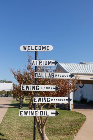 Téléchargez les photos : Dallas, États-Unis - 8 novembre 2023 : vue des panneaux de direction des bâtiments du ranch South Fork avec les noms des acteurs. - en image libre de droit