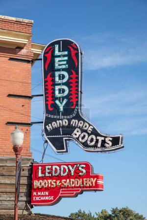 Foto de Fort Worth, Texas - 4 de noviembre de 2023: letrero de neón de la tienda de botas occidentales Leddy con botas vaqueras hechas a mano en Stock Yards en Fort Worth. - Imagen libre de derechos