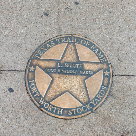 Foto de Fort Worth, Texas - 4 de noviembre de 2023: el rastro de la fama de Texas honra a L. White, fabricante de botas y mochilas con un plato a pie de fama en Fort Worth Stockyards. - Imagen libre de derechos
