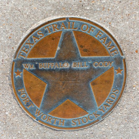Foto de Fort Worth, Texas - 4 de noviembre de 2023: el sendero de la fama de Texas honra a Buffalo Bill Cody con un plato en el paseo de la fama en Fort Worth Stockyards. - Imagen libre de derechos