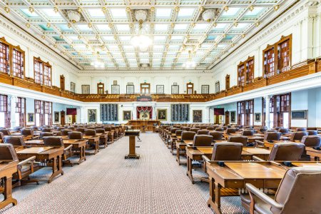 Foto de Austin, Estados Unidos - 2 de noviembre de 2023: Vista centrada por los escritorios de madera y las sillas de cuero en la Cámara de Representantes, en el edificio del Capitolio Estatal - Imagen libre de derechos