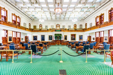 Téléchargez les photos : Austin, États-Unis - 2 novembre 2023 : Vue centrée sur les bureaux en bois et les chaises en cuir au Sénat, au bâtiment du Capitole de l'État - en image libre de droit