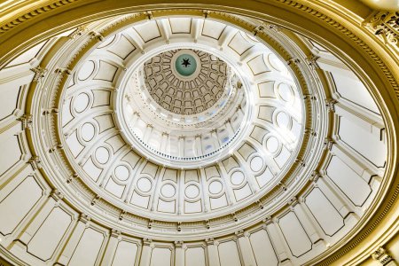 Téléchargez les photos : Austin, États-Unis - 3 novembre 2023 : Le dôme de la rotonde dans le Capitole de l'État du Texas, le plus grand bâtiment du Capitole aux États-Unis. - en image libre de droit