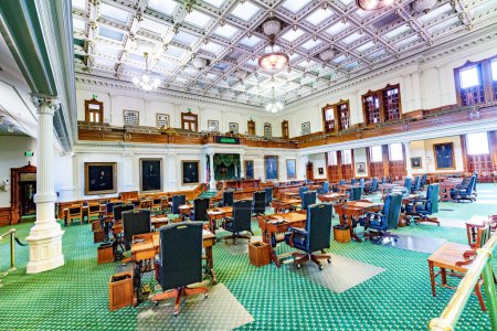 Foto de Austin, Estados Unidos - 2 de noviembre de 2023: Vista centrada por los escritorios de madera y las sillas de cuero en el Senado, en el edificio del Capitolio Estatal - Imagen libre de derechos